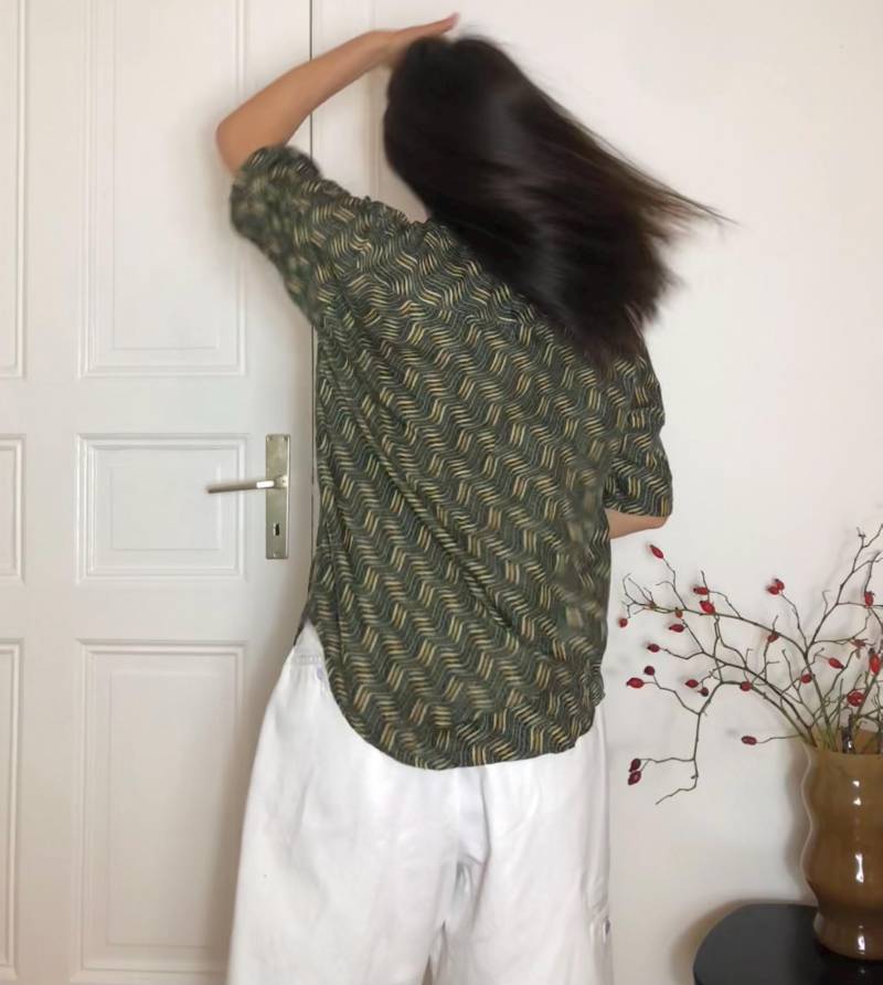 Vintage Reines Seidenhemd Seidenbluse Oversized Crazy Pattern Shirt Größe M von MothLabVintage