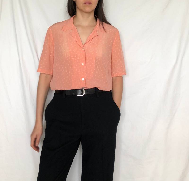 Vintage Pfirsich Seidenbluse, Gemustertes Hemd, Größe M von MothLabVintage