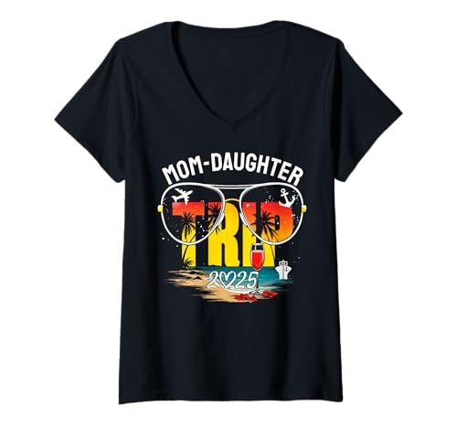 Damen Mutter Tochter Reise 2025 Wochenende Familienurlaub Mädchenausflug T-Shirt mit V-Ausschnitt Damen Mutter Tochter Reise 2025 Wochenende Familienurlaub Mädchenausflug T-Shirt mit V-Ausschnitt von Mother Daughter Trip 2025 Weekend Shirts Vacation
