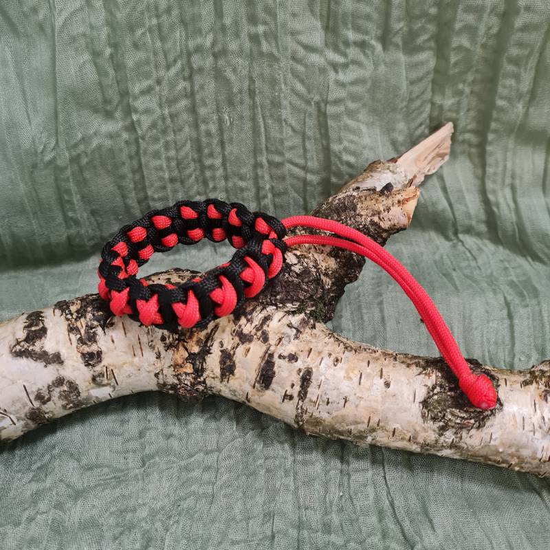 Paracord Armband "Criss Cross", Rot-Schwarz Im Mad-Max-style Mit Verstellbarem Verschluss von MotherDaugther