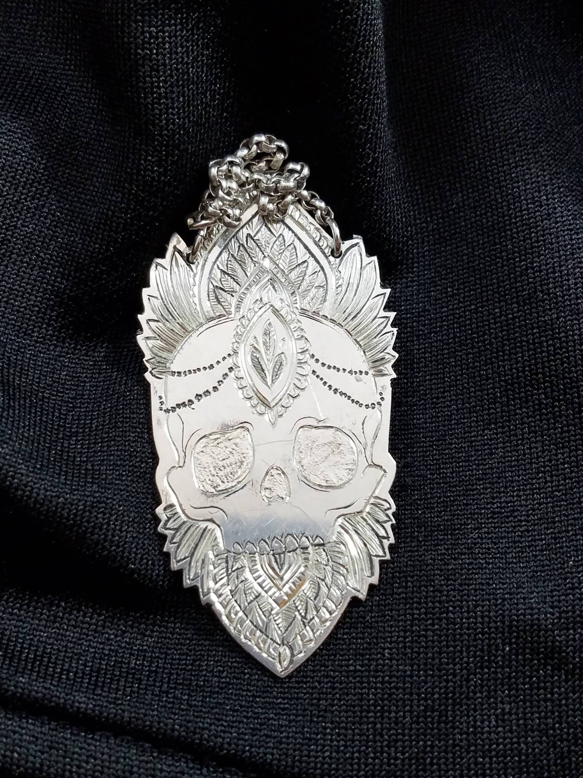 Schmuck, Sterling Silber Voodoo Totenmaske Hand Gravur Schmuck, Sterling Silber Voodoo Totenmaske Hand Gravur von MotherDrutherJewelry