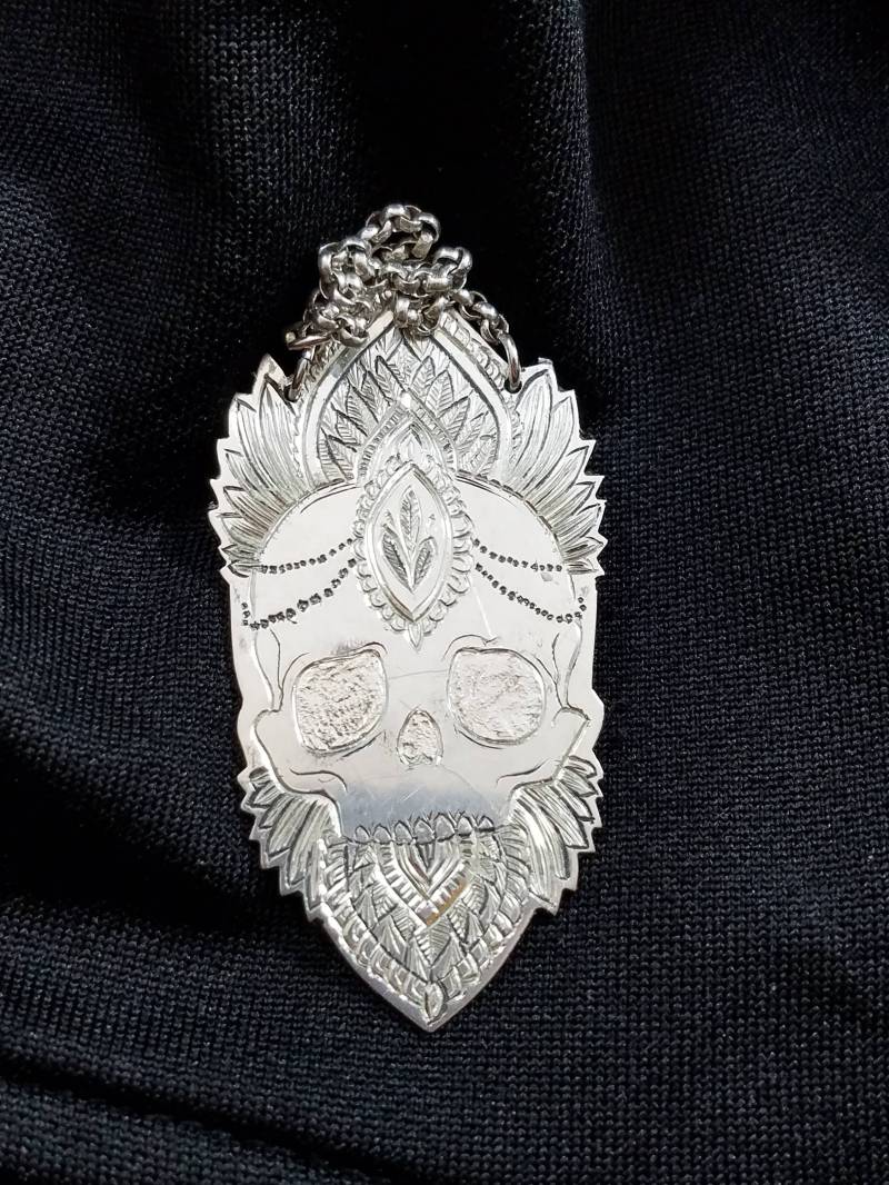 Schmuck, Sterling Silber Voodoo Totenmaske Hand Gravur Schmuck, Sterling Silber Voodoo Totenmaske Hand Gravur von MotherDrutherJewelry