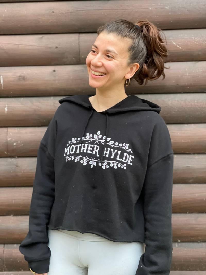 Mother Hylde Schwarzer Crop Hoodie Mother Hylde Schwarzer Crop Hoodie von MotherHylde