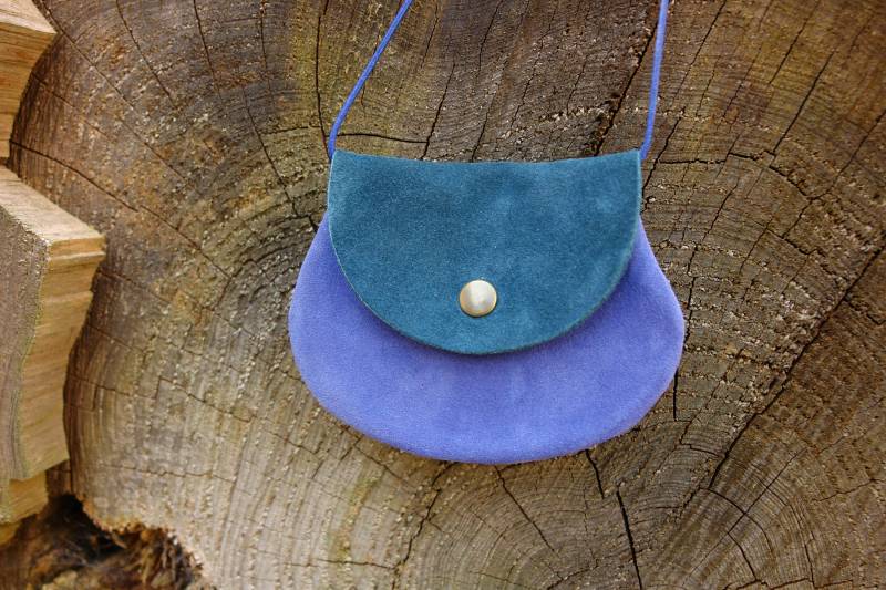 2 in 1 Leder Brustbeutelchen/Täschchen Aus Zweifarbigem Velourleder Türkis Und Blau von Motivwunsch