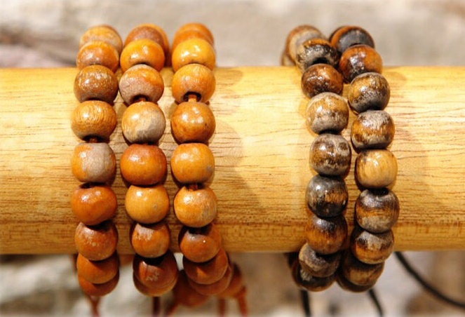 Gealtertes Holzperlen Armband | Orange/Mittelbraun von Motivwunsch