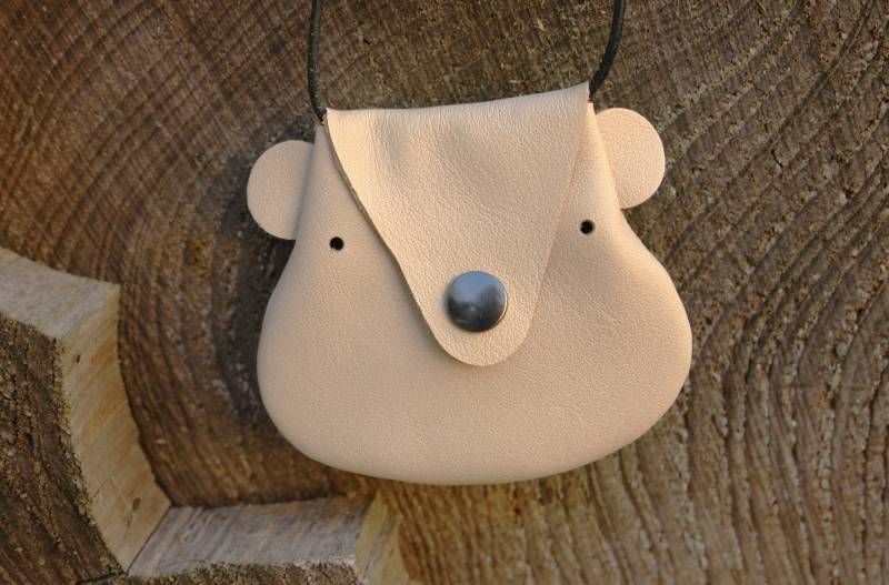 Kleiner 2 in 1 Brustbeutel Eisbär Tierkopf | Ca. 8, 5 cm Durchmesser/Kinder Portemonnaie Aus Hellbeigem Leder, Heller Bär von Motivwunsch