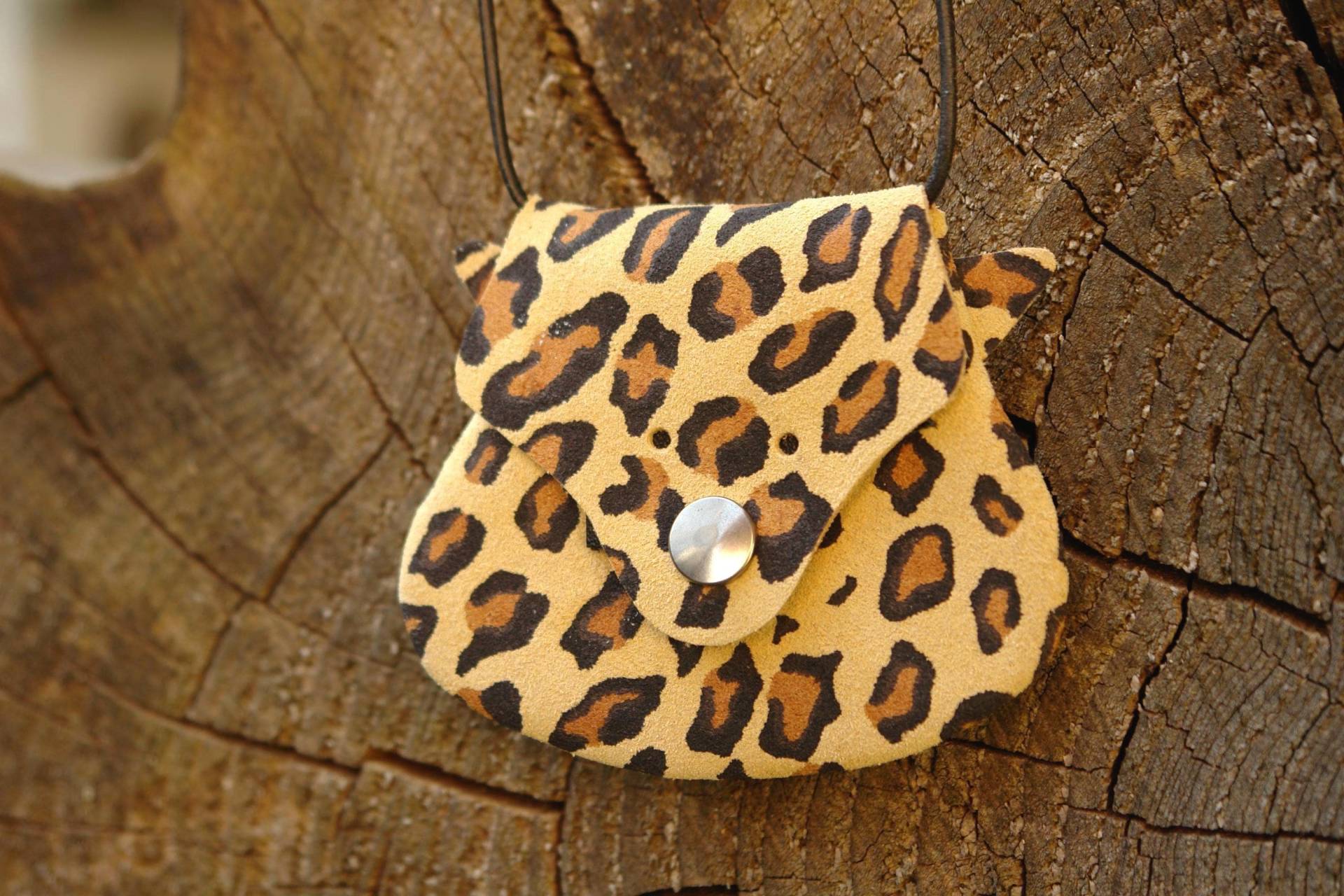 Kleiner 2 in 1 Brustbeutel Leopard Tierkopf | Ca. 8, 5 cm Durchmesser/Kinder Portemonnaie Aus Leder Im Leo Look Kleiner 2 in 1 Brustbeutel Leopard Tierkopf | Ca. 8, 5 cm Durchmesser/Kinder Portemonnaie Aus Leder Im Leo Look von Motivwunsch