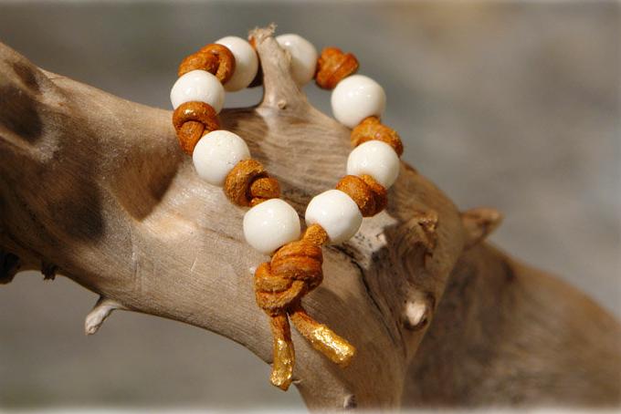 Ring Aus Geknotetem Lederband + Knochenperlen von Motivwunsch