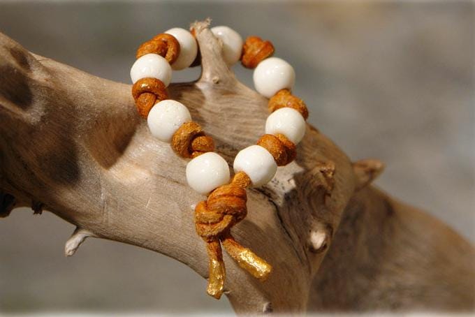 Ring Aus Geknotetem Lederband + Knochenperlen von Motivwunsch