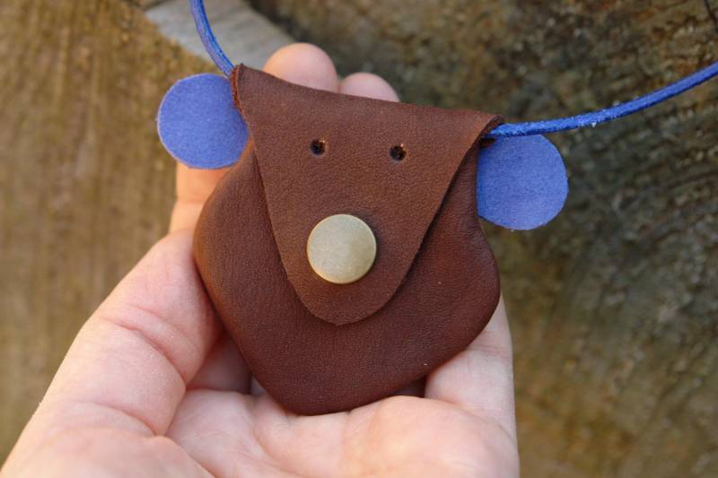 Superwinziges Brustbeutelchen | Ca. 5 cm Durchmesser 2 in 1 Mit Maus Tierkopf/Kinder Portemonnaie Aus Braunem Leder Blauen Ohren von Motivwunsch