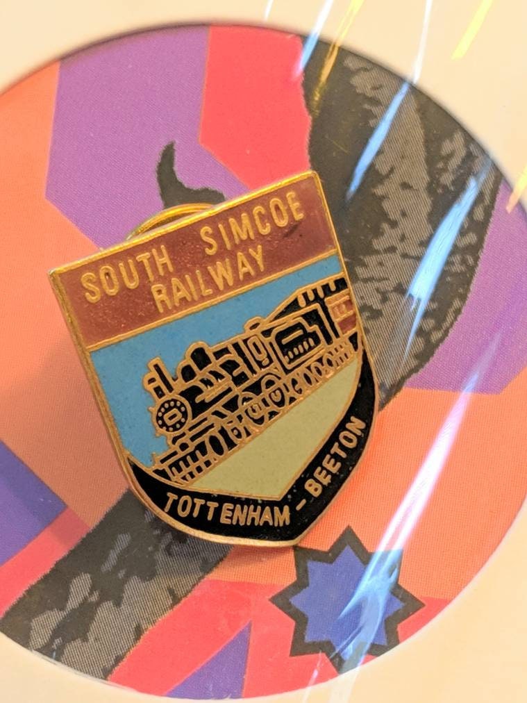South Simcoe Eisenbahn - Tottenham Beeton, Kanada Emaille Souvenir Pin South Simcoe Eisenbahn - Tottenham Beeton, Kanada Emaille Souvenir Pin von MotorCityMiniMart