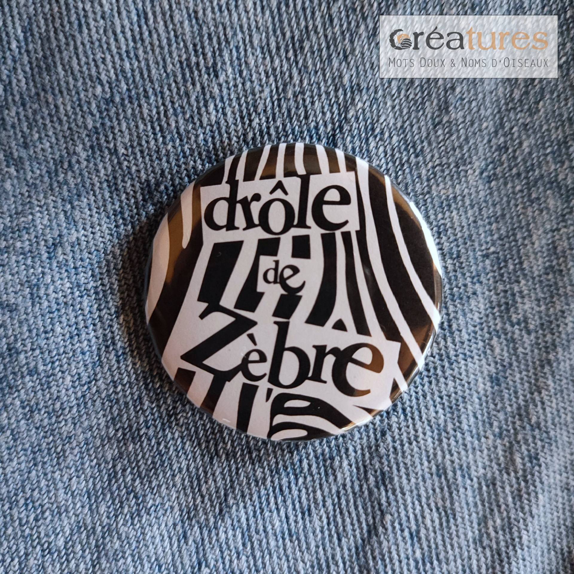 Lustiges Zebra-Humorabzeichen von MotsDouxNomsdOiseaux