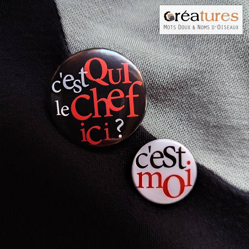 Set Mit Zwei | 2 Abzeichen. Wer Ist Hier Der Boss? Und Ich Bin Es von MotsDouxNomsdOiseaux