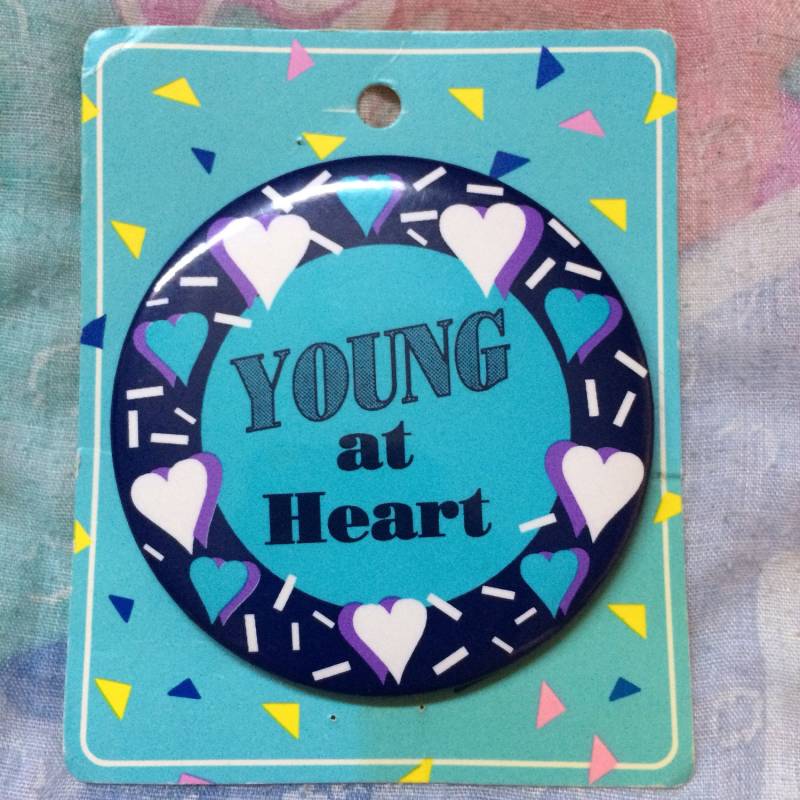 Vintage 1980Er Jahre Contenova Geschenke Jung Im Herzen Jumbo Pinback Abzeichen Vintage 1980Er Jahre Contenova Geschenke Jung Im Herzen Jumbo Pinback Abzeichen von MotsujiTemple