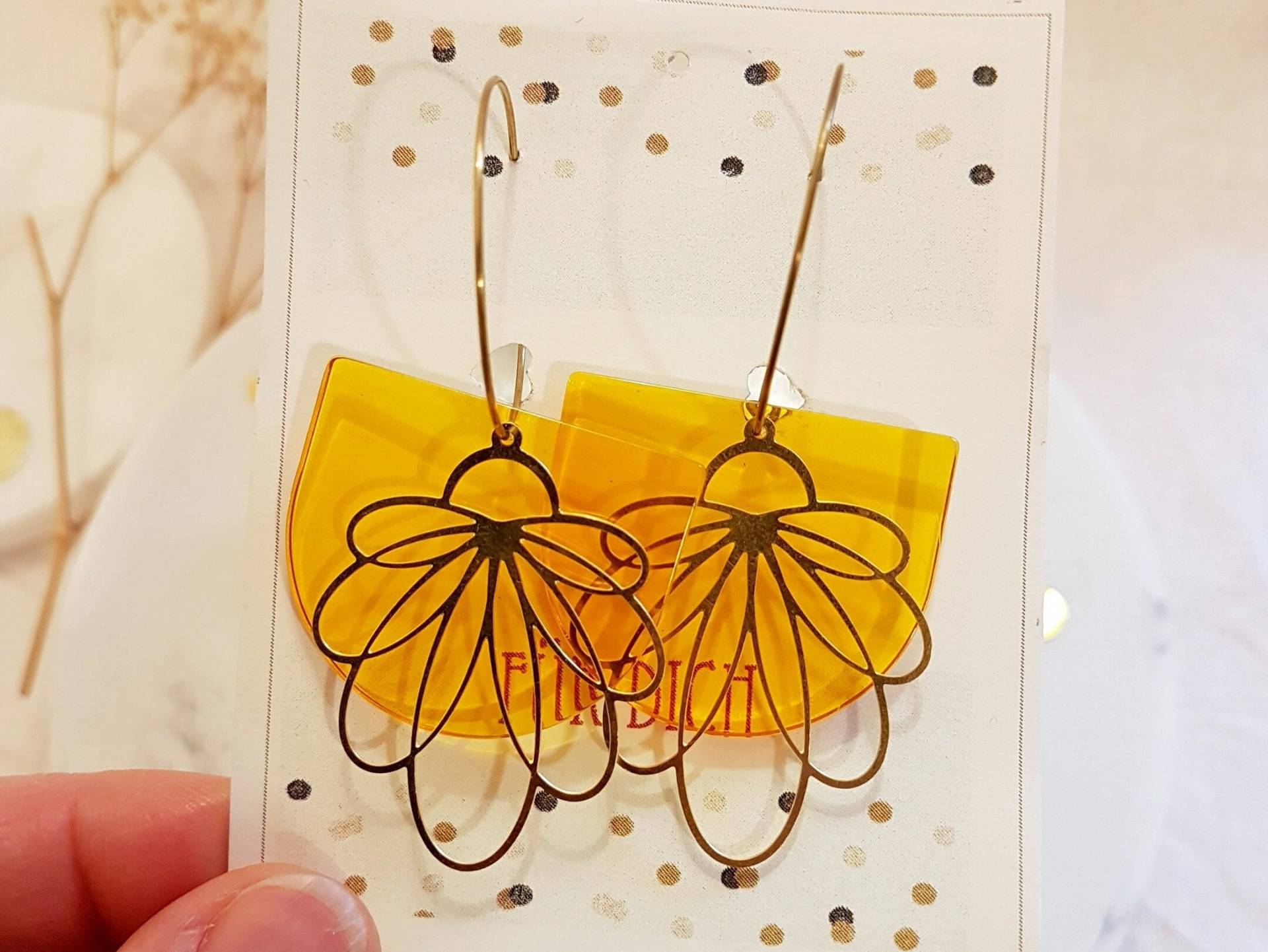 Florale Statement Creolen Orange-Goldener Blütenbogen Mit Acryl Bogen Und Messing Blüte von MottebyMonteKlamotte