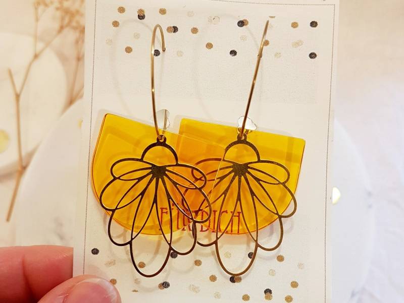 Florale Statement Creolen Orange-Goldener Blütenbogen Mit Acryl Bogen Und Messing Blüte von MottebyMonteKlamotte