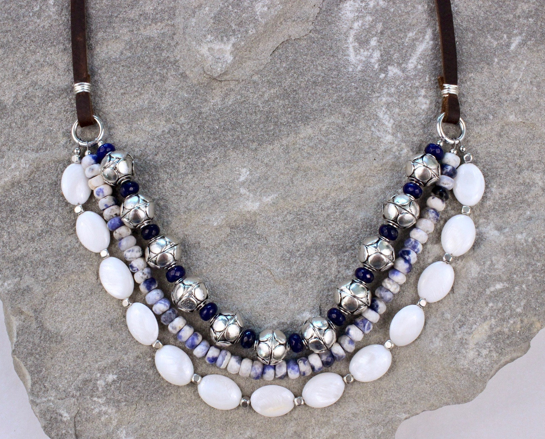 Sodalite Halskette Blau Stein Multistrand Leder Perlmutt Halsketten Für Frauen Statement Sodalite Halskette Blau Stein Multistrand Leder Perlmutt Halsketten Für Frauen Statement von MoudyMercantile