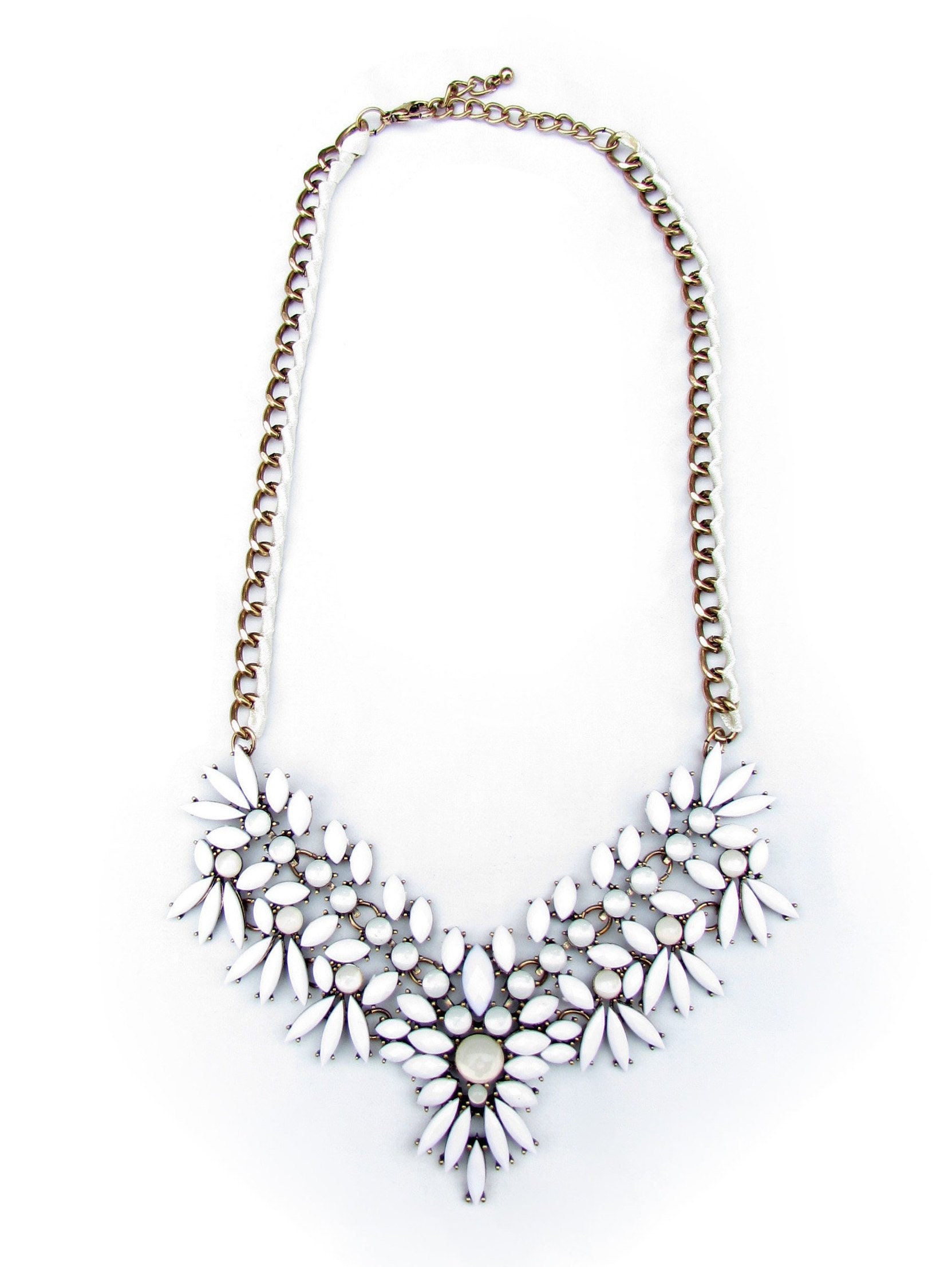 Weißer Stein Bib Halskette Boho Blumenhalsband, Goldkette Weißer Stein Bib Halskette Boho Blumenhalsband, Goldkette von MoudyMercantile