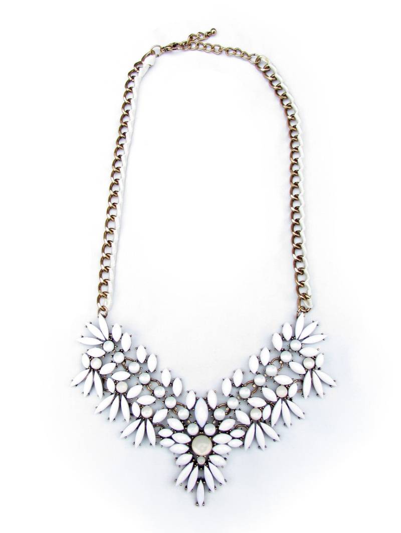 Weißer Stein Bib Halskette Boho Blumenhalsband, Goldkette von MoudyMercantile