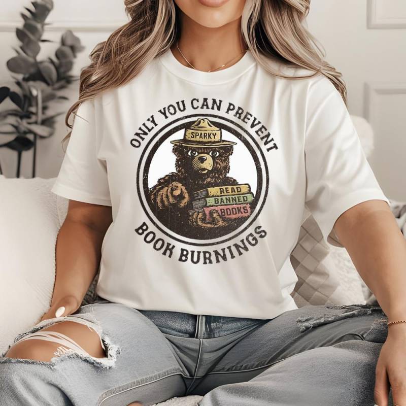 Only You Can Prevent Book Burnings, Funny Literacy Bear Quote Shirt von MoujahidPixels