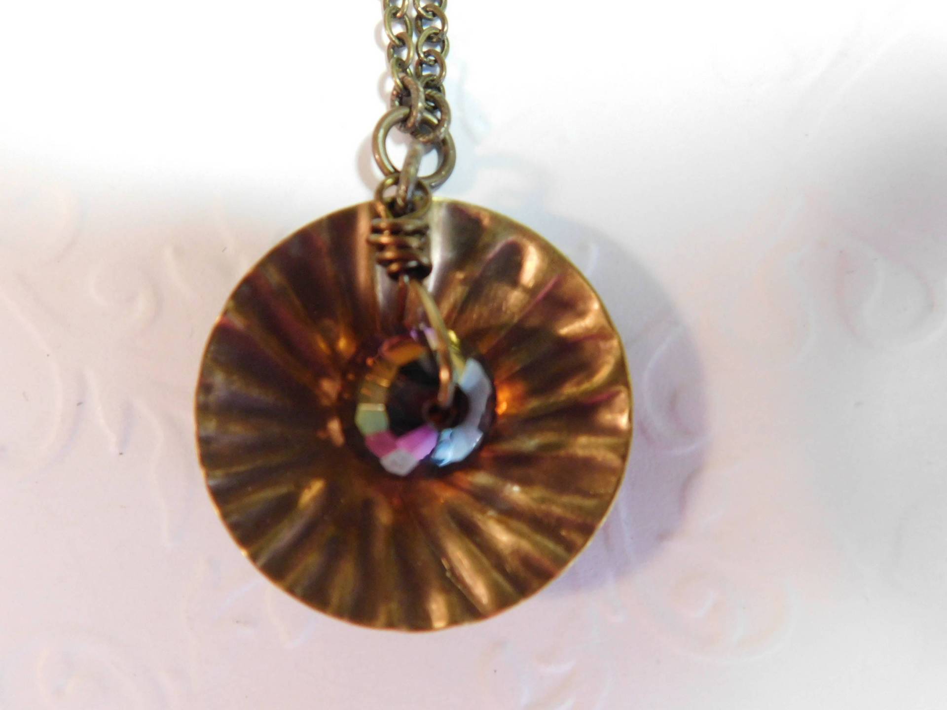 Sunburst Halskette, Prisma Kristall, Regenbogen, Kugel, Gehämmert, Strukturierte, Messing-Scheibe, Verändert Messing, Geschenk Für Sie von MountSalemStudio
