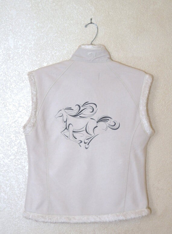 Bestickte Pferdeweste, Fleeceweste, Wildhaarfleece, Frauenweste, Gefütterte Weste, Weiße Pferde Stickerei, Reiterweste von MountainMajik