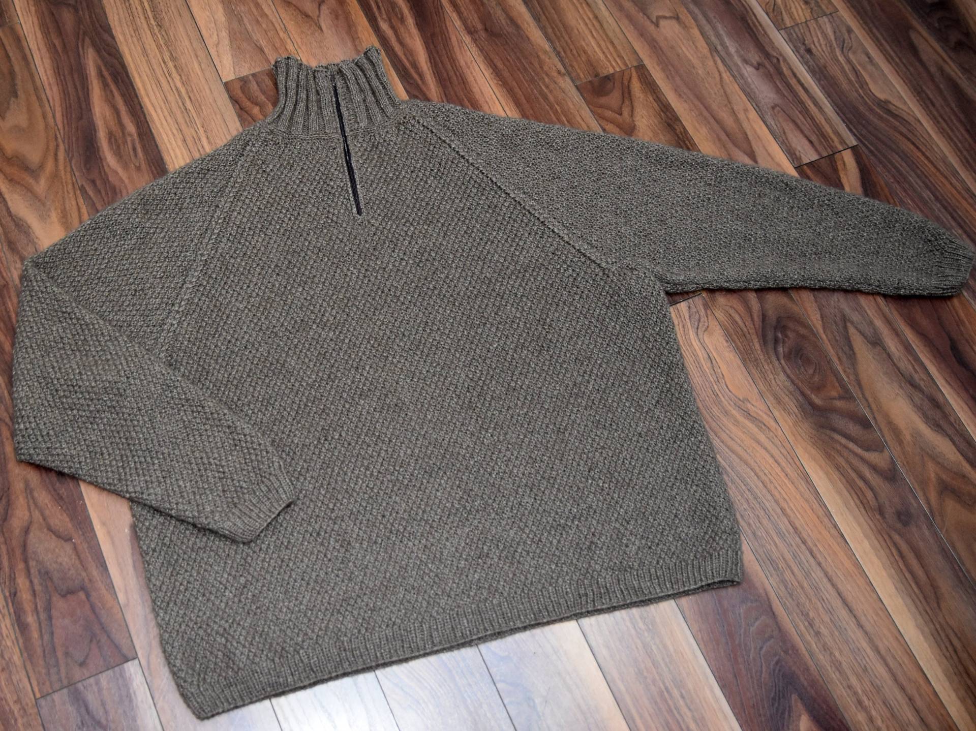 Herrenpullover "Pyramid Mountain", Handgestrickt in Reinem Qiviut | Unterdaune Moschusochsen Mit Rollkragen Und Zipper Made To Order Herrenpullover "Pyramid Mountain", Handgestrickt in Reinem Qiviut | Unterdaune Moschusochsen Mit Rollkragen Und Zipper Made To Order von MountainMasche