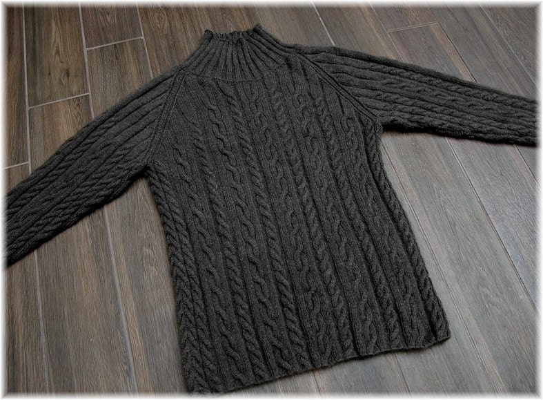 Herrenpullover "Whistler Mountain", Handgestrickt in Reinem Qiviut | Unterdaune Moschusochsen Mit Zopfmuster Und Rollkragen Made To Order von MountainMasche