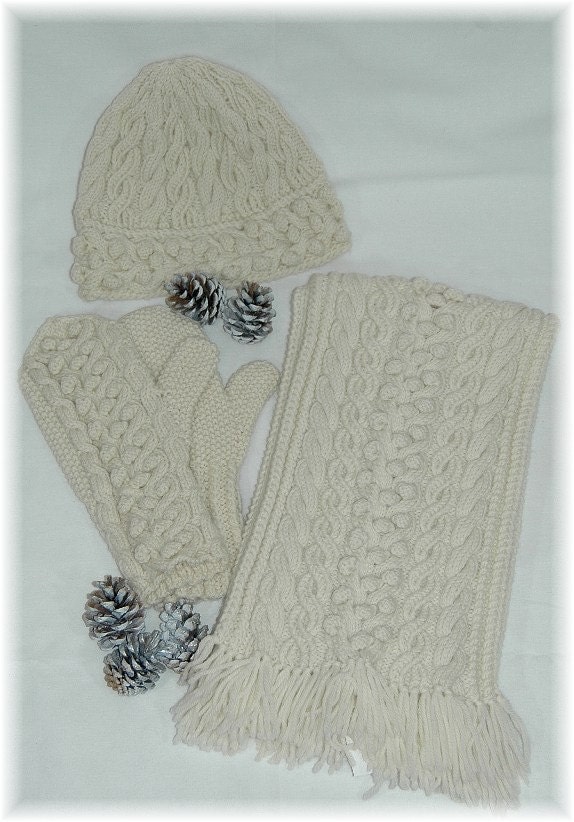 Schal, Muetze & Faeustlinge Handgestrickt in Reinem Merino, Zopf - Und Noppenmuster von MountainMasche