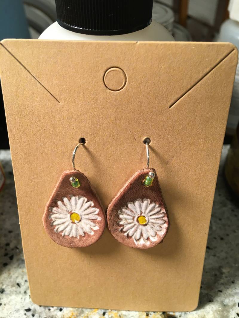 Lederohrringe Daisy Teardrop von MountainNativeStudio