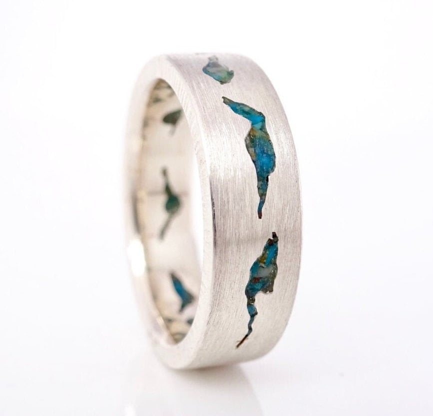 Gletscher Intarsien Edelstein Ring Hochzeitsjubiläum Band in Platin von MountainRingJewelry
