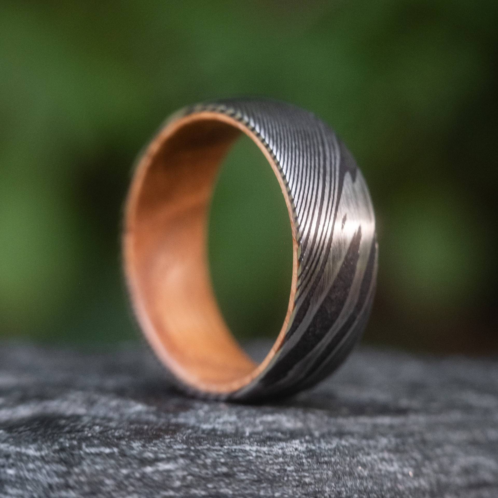 Damaskus Stahl Ring Whiskyfass Eiche, Ehering Unikat Herren Ring, Reclaimed Whisky Barrel von MountainRingsCo