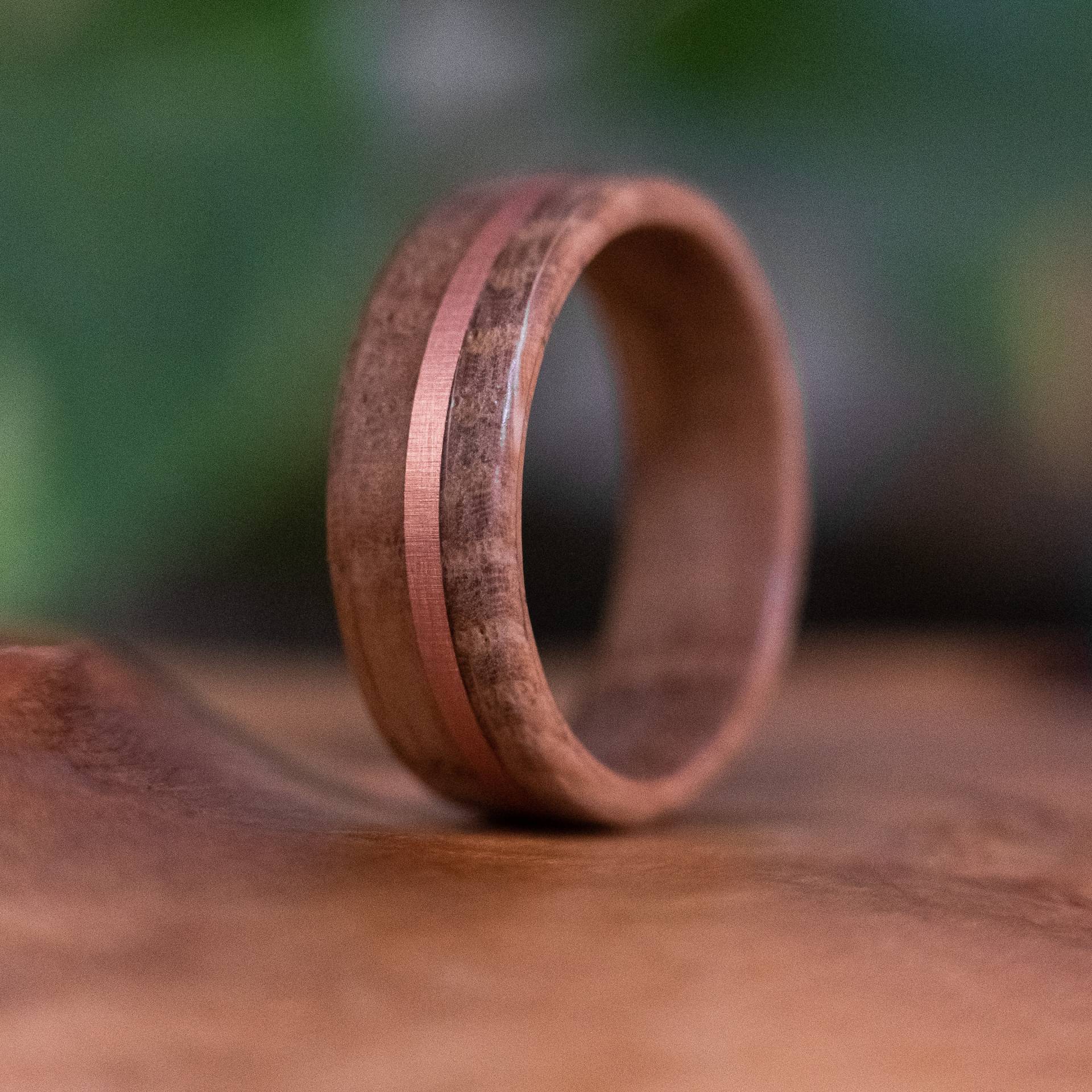 Whisky Barrel Ring Mit Kupfer Akzent Streifen, Reclaimed Eiche Ehering, Holz Herren Ring von MountainRingsCo