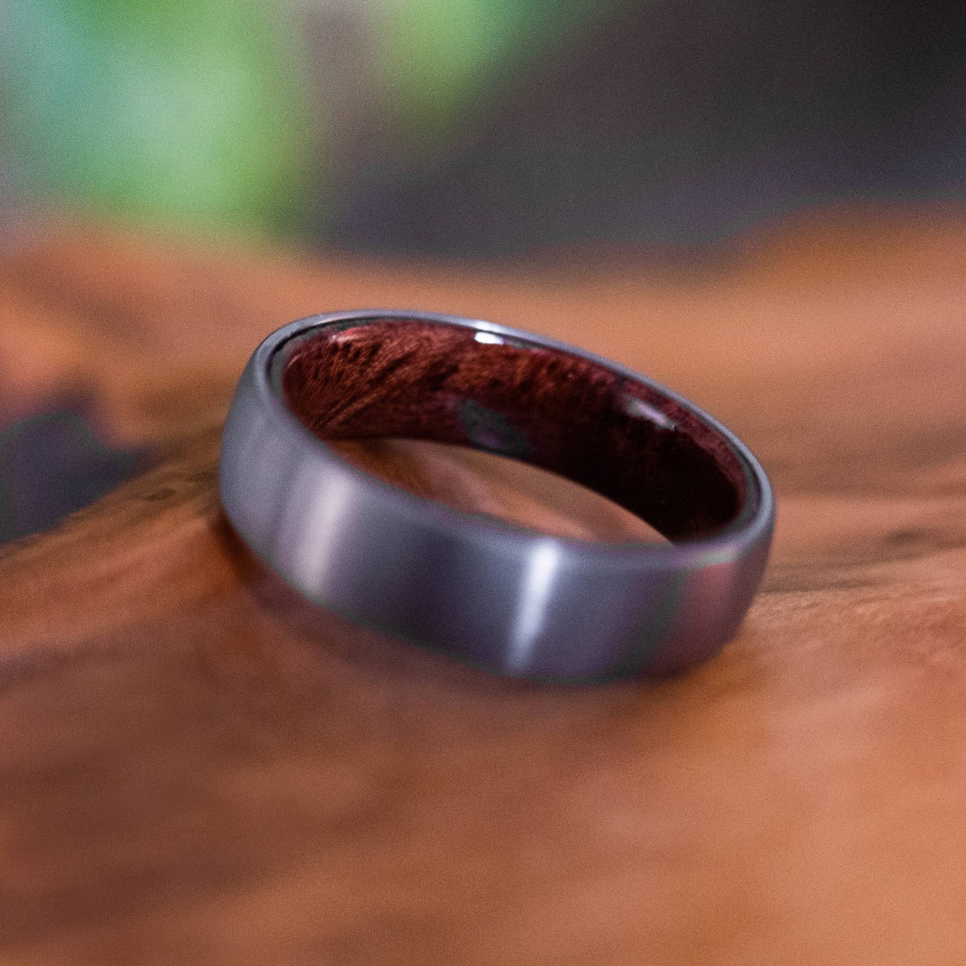 Wolfram Ring Mit Rosenholz Innen, 6mm Gebürstet Silber Herren Ring, Ehering, Band Holz von MountainRingsCo