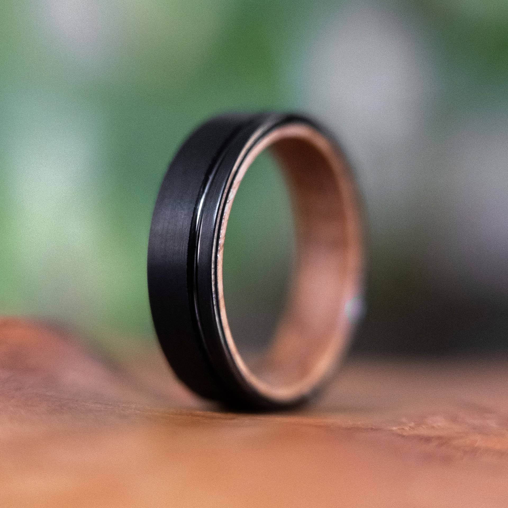 Wolfram Und Holz Ring, Whiskey Barrel Eiche Herren Ehering, Verlobungsring Schwarzes Band von MountainRingsCo