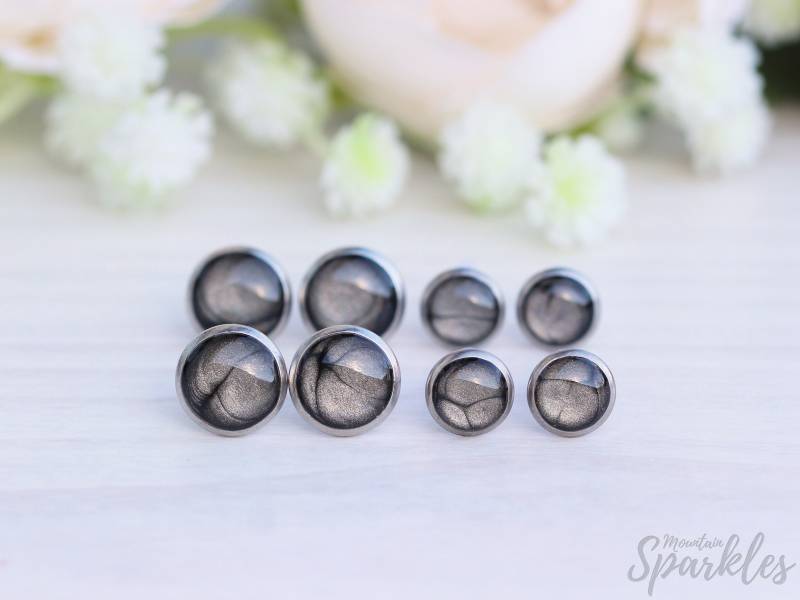 Graue Ohrstecker Für Männer Edelstahl Schmuck Aus Resin Graue Ohrstecker Für Männer Edelstahl Schmuck Aus Resin von MountainSparklesArt