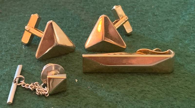 Ein Paar Elegante Manschettenknöpfe Mit Biegestab Und Bindehaken von MountainThistleLLC
