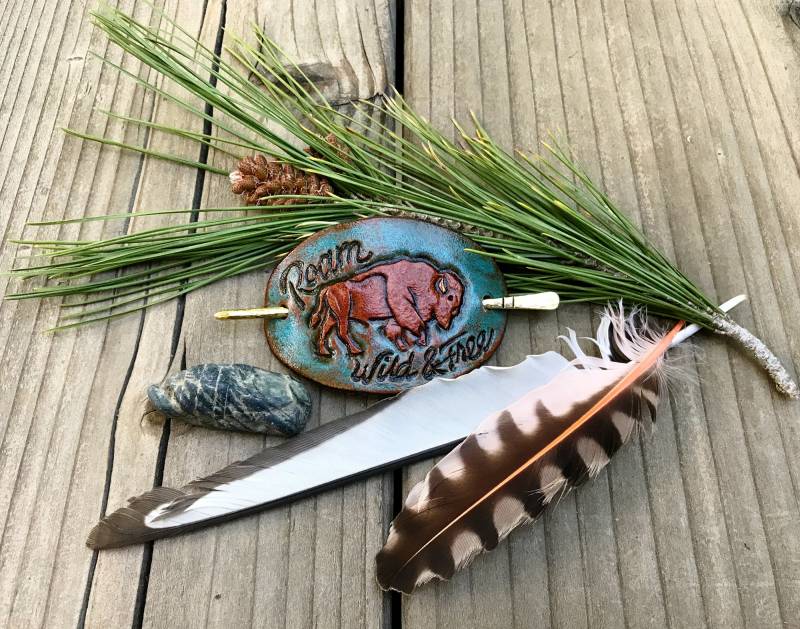 Punzierte Leder Haarspange Büffel Design Mit Gehämmertem Messingstab Punzierte Leder Haarspange Büffel Design Mit Gehämmertem Messingstab von MountainsandSkye