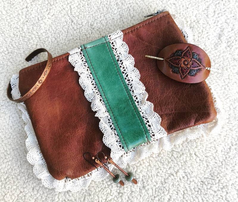 Punzierte Leder Haarspange Gehämmerte Messing Stick, Boho Haarspange Punzierte Leder Haarspange Gehämmerte Messing Stick, Boho Haarspange von MountainsandSkye