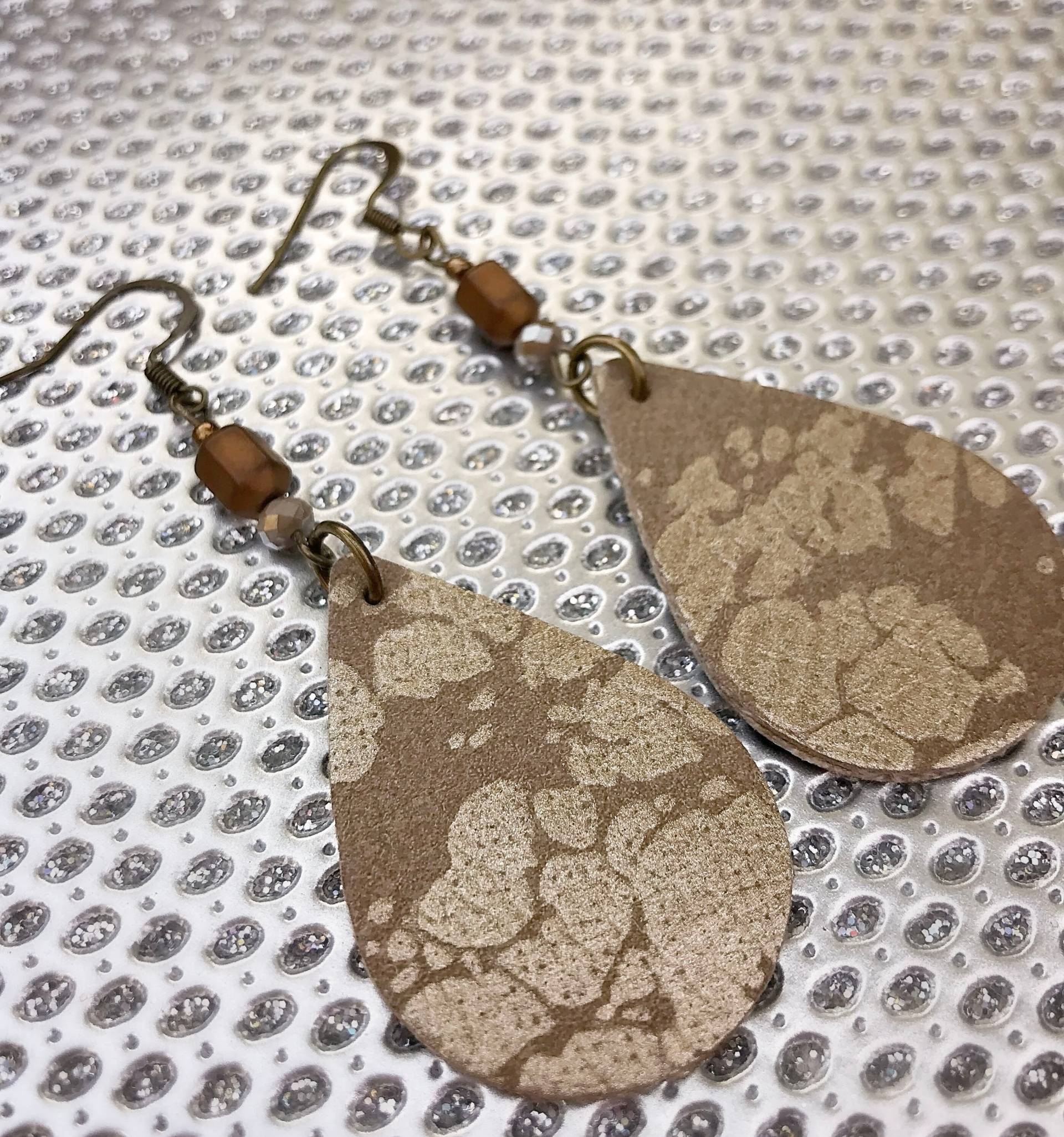 Kunstleder Gold Perlen Ohrringe von MousaiArtCreations