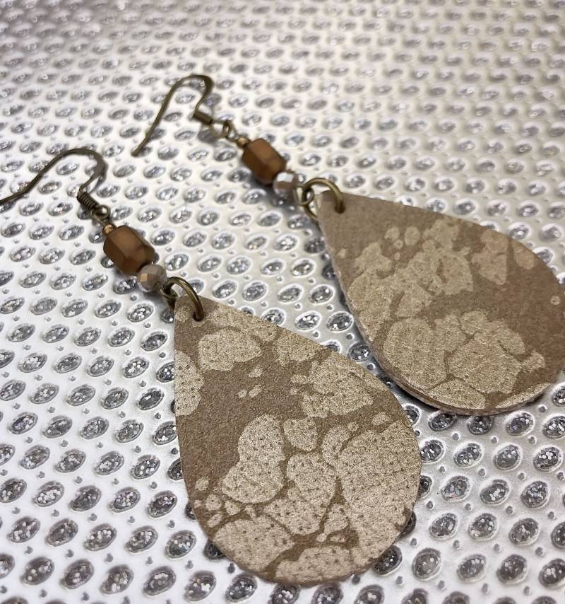 Kunstleder Gold Perlen Ohrringe Kunstleder Gold Perlen Ohrringe von MousaiArtCreations