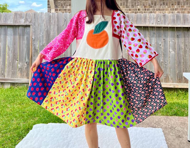 Handgefertigtes Bandana-Kleid Mit Fruchtparadies Geschmackvollem Aufdruck | Art.-Nr. 04173 Orange/Lemon von MouseDarlingCo