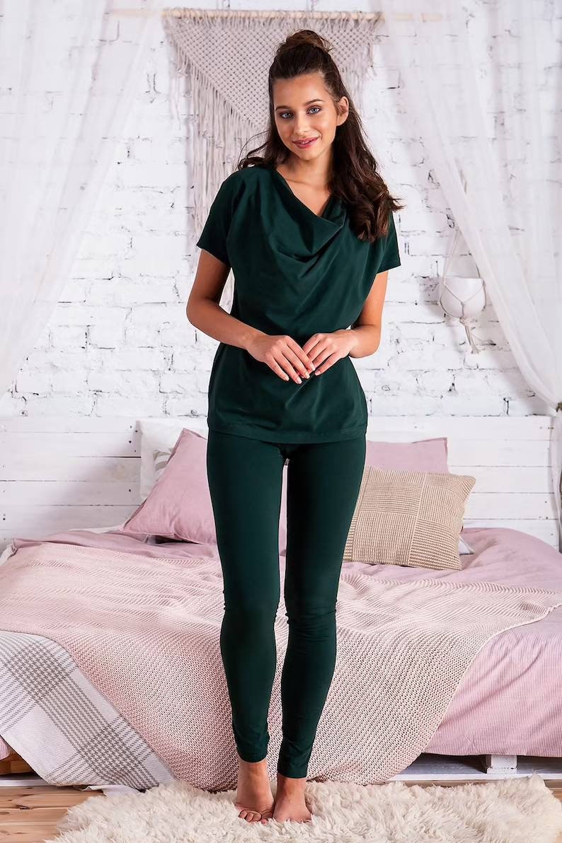 Bio Baumwolle Top Mit Wasserfallausschnitt - Dunkelgrün Lounge Wear von MoveAddict