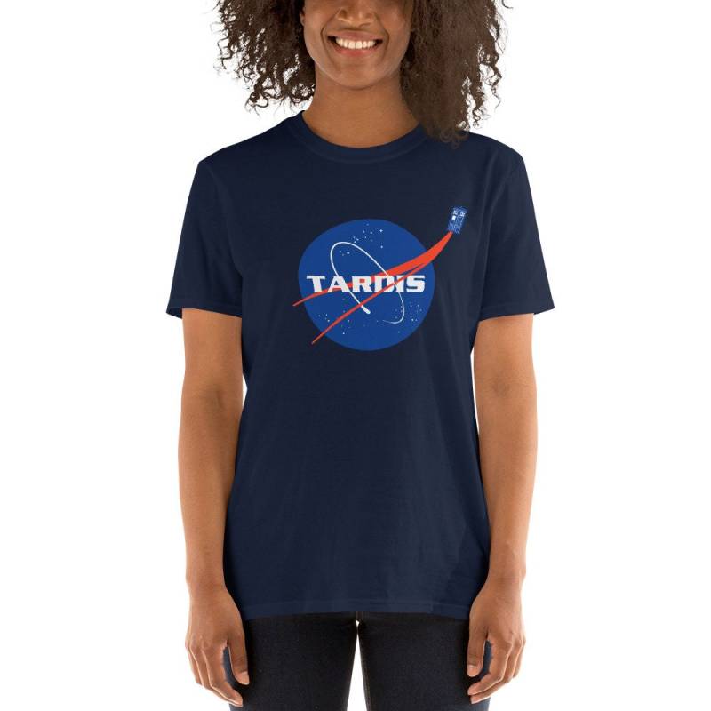 Tardis Ein Nasa & Doctor Who Inspiriertes Unisex-Kurzarm-T-Shirt Tardis Ein Nasa & Doctor Who Inspiriertes Unisex-Kurzarm-T-Shirt von MovieManiacsDesign