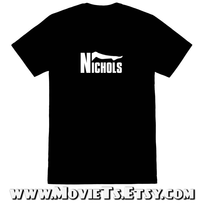 Ein Klassiker Von Nichols - Kurzarm-Unisex T-Shirt Ein Klassiker Von Nichols - Kurzarm-Unisex T-Shirt von MovieTs