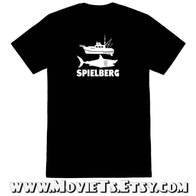 Ein Klassiker Von Spielberg 3 - Kurzarm-Unisex T-Shirt Ein Klassiker Von Spielberg 3 - Kurzarm-Unisex T-Shirt von MovieTs