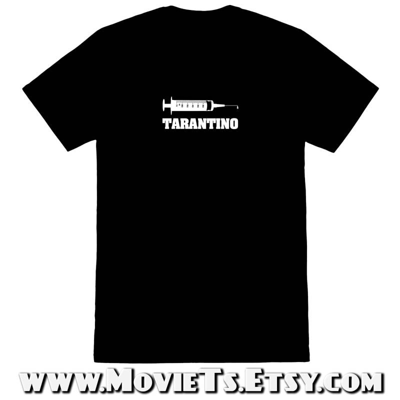 Ein Klassiker Von Tarantino 1 - Kurzarm-Unisex T-Shirt Ein Klassiker Von Tarantino 1 - Kurzarm-Unisex T-Shirt von MovieTs