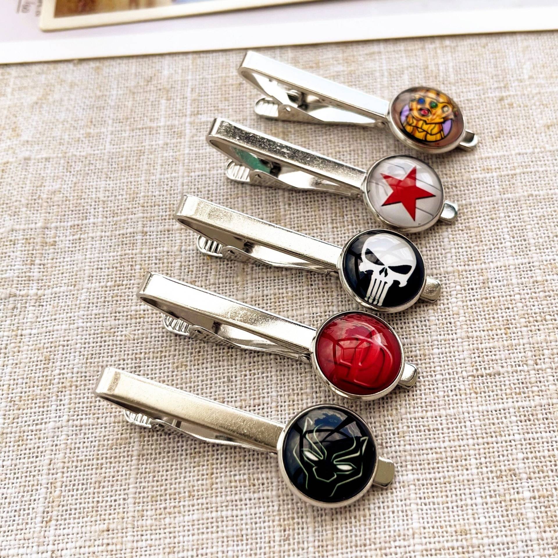 Superhelden Krawattenklammer Draufgänger, Schwarzer Panther, Wintersoldat, Punisher, Comic Buch Geek Geschenk von Moviefans