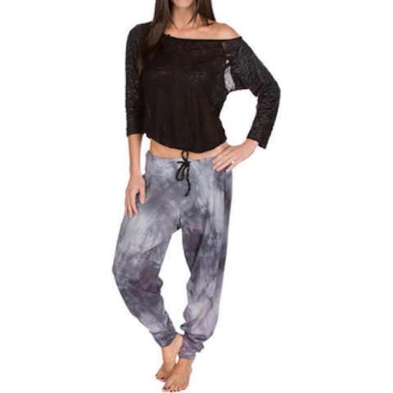 Movimento-Apparel "Flashdance" Off Shoulder Crop Workout Top Mit Mesh Enlay Vegan Leatherette Dreiviertel Ärmel. Hergestellt in Los Angeles von MovimentoApparel
