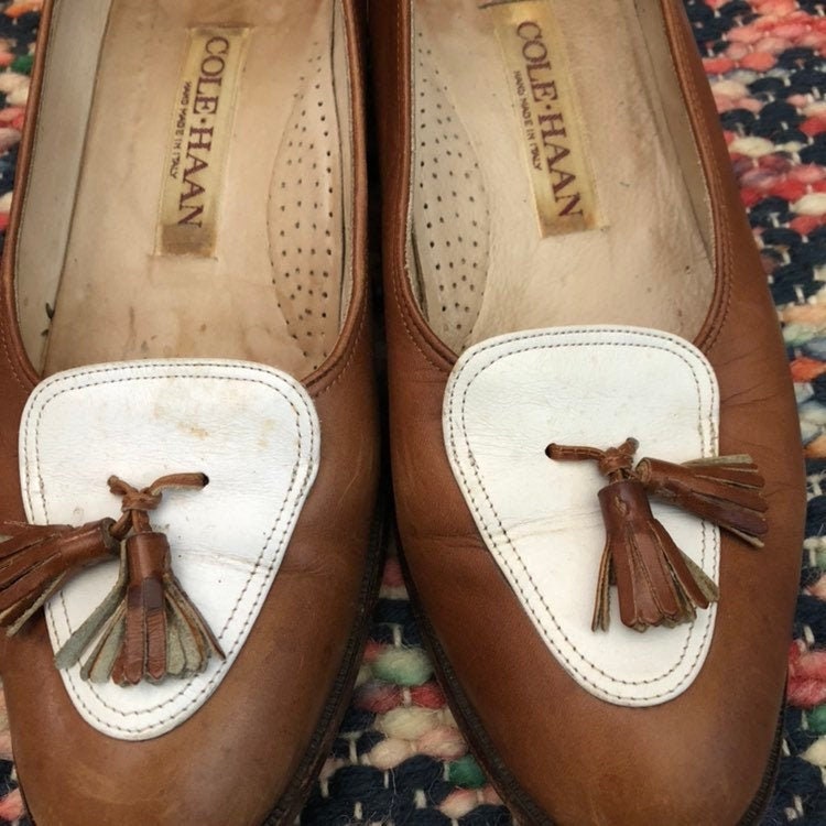 Cole Haan Spectator Weiße Und Braune Quasten-Lederloafer Cole Haan Spectator Weiße Und Braune Quasten-Lederloafer von MovingMamasVintage